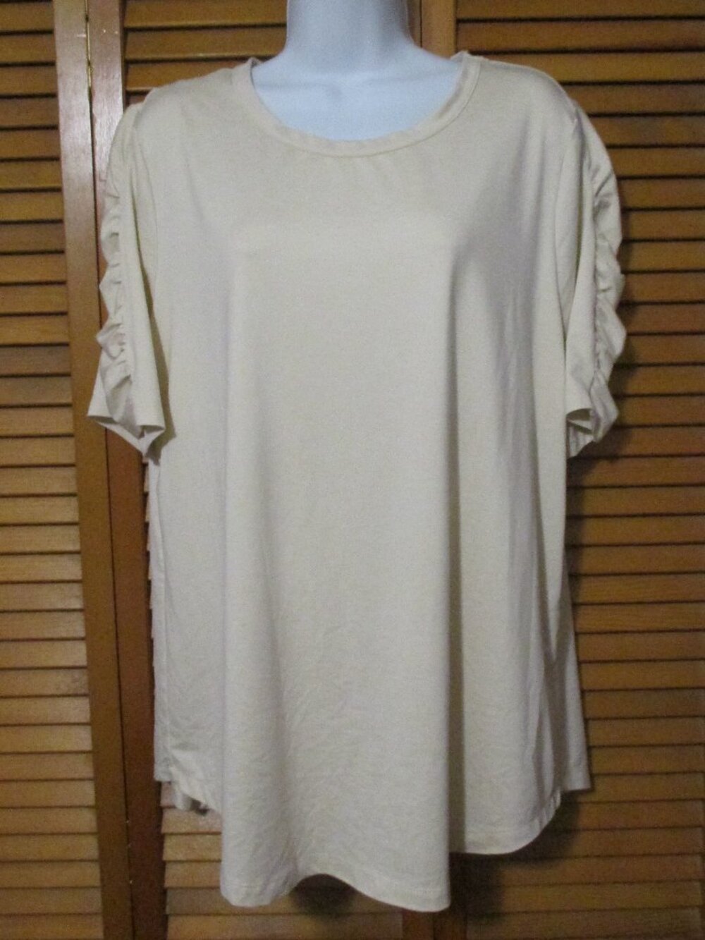 d&co active top pullover cream color with ruched sleeves moisture wicking size L